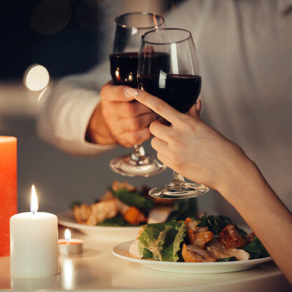 casal-de-amantes-jantar-romantico-em-casa_171337-663